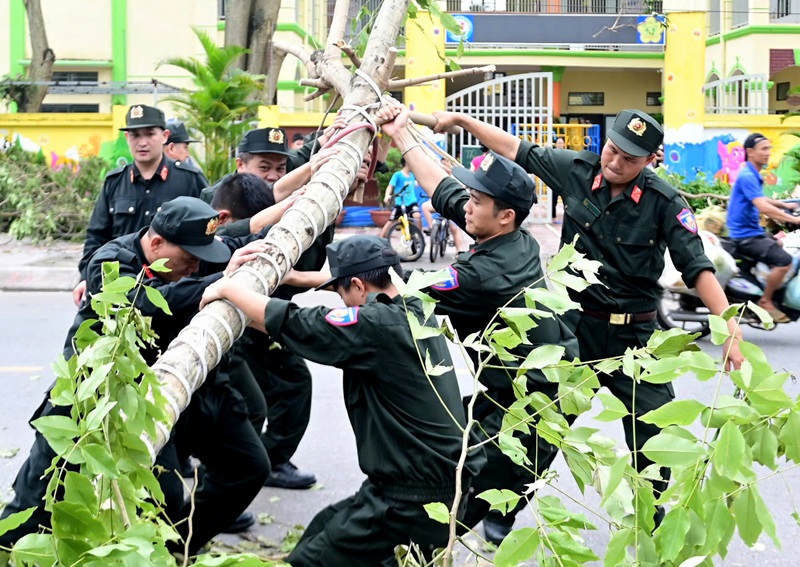 Công an thành phố triển khai công tác hỗ trợ các hộ dân Chung cư A7, A8 Vạn Mỹ di chuyển tài sản sau bão số 3